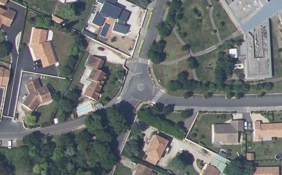 Vue aérienne du Rond-point anonyme n°281155768