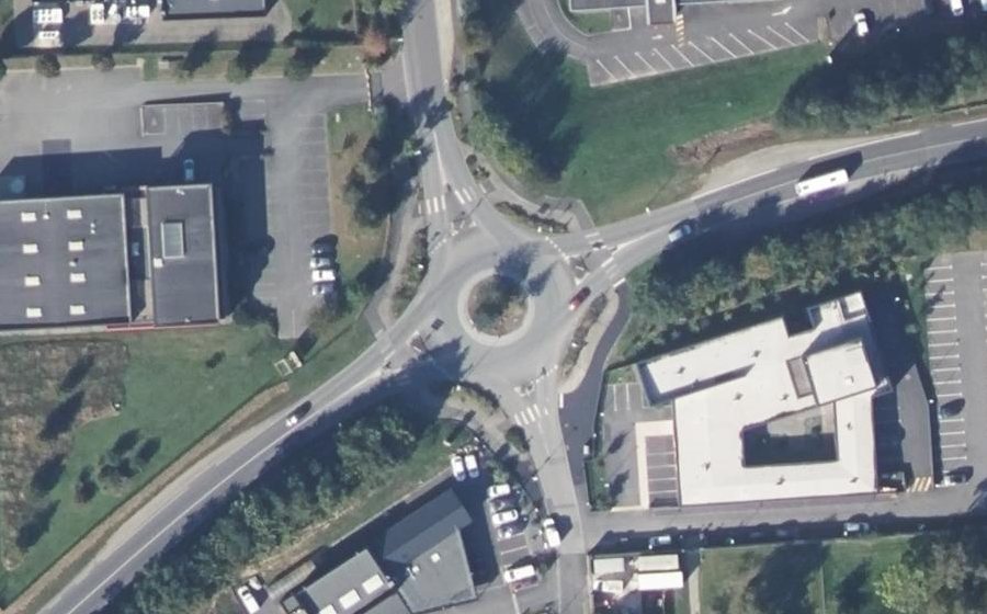 Vue aérienne du Rond-point anonyme n°281217674