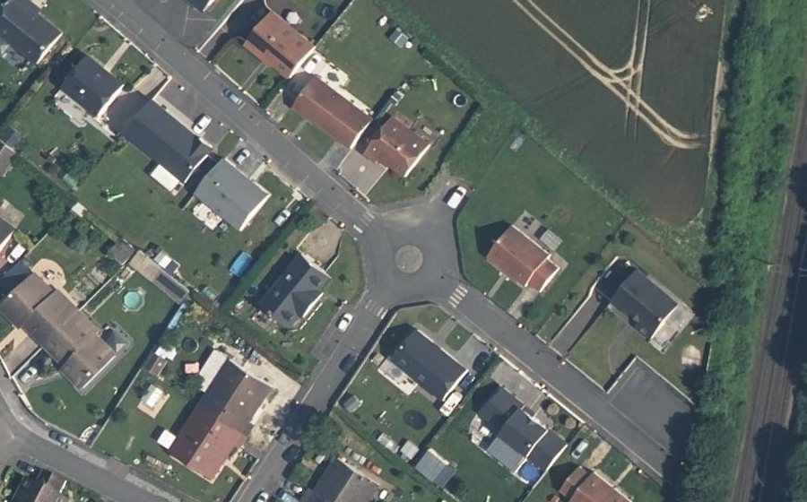 Vue aérienne du Rond-point anonyme n°281353733