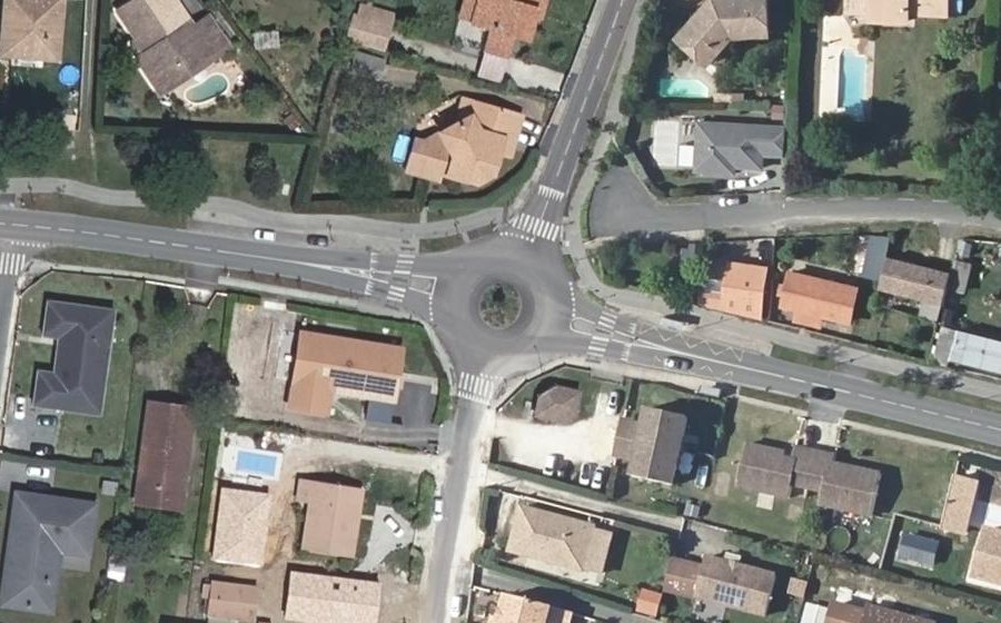 Vue aérienne du Rond-point anonyme n°281388765