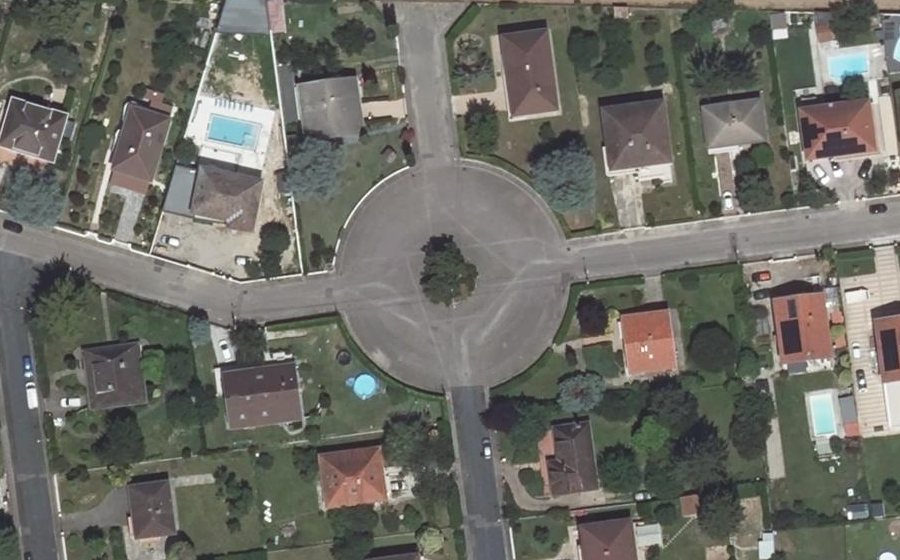 Vue aérienne du Rond-point anonyme n°281398820
