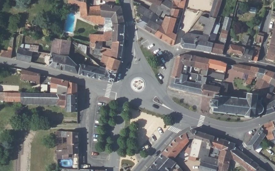 Vue aérienne du Rond-point anonyme n°281493534