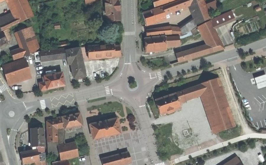 Vue aérienne du Rond-point anonyme n°28153422