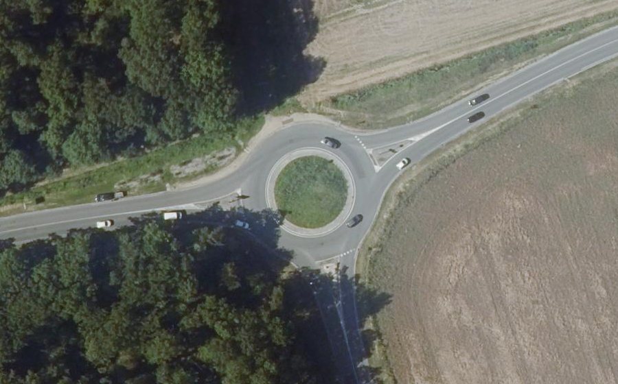 Vue aérienne du Rond-point anonyme n°28153811