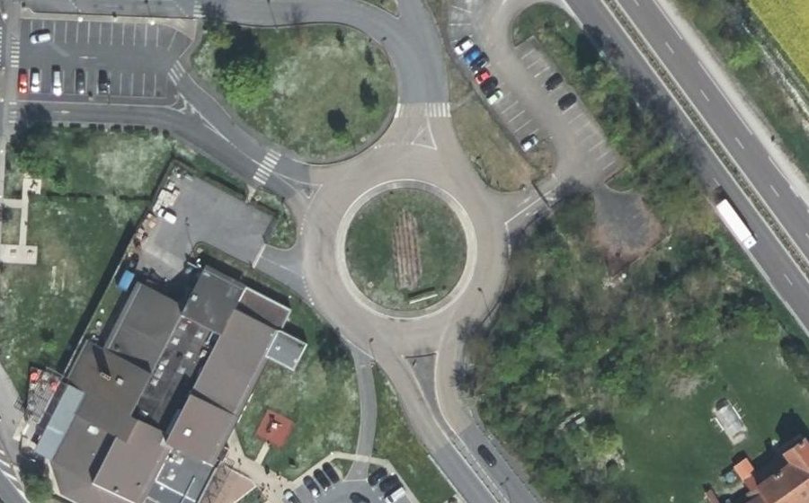 Vue aérienne du Rond-point anonyme n°28159339