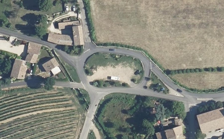 Vue aérienne du Rond-point anonyme n°28174916
