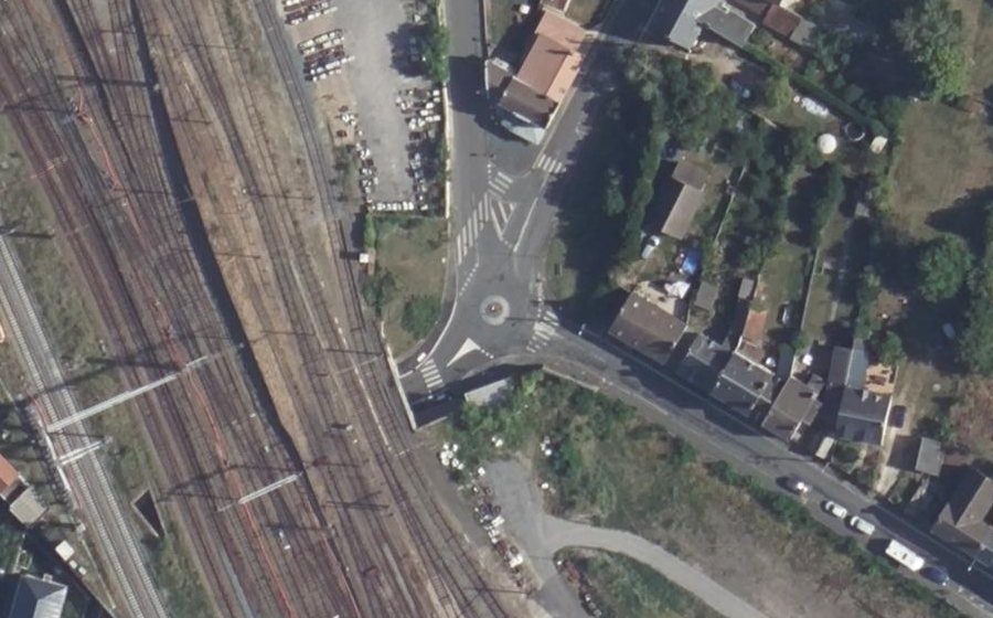 Vue aérienne du Rond-point anonyme n°28175962