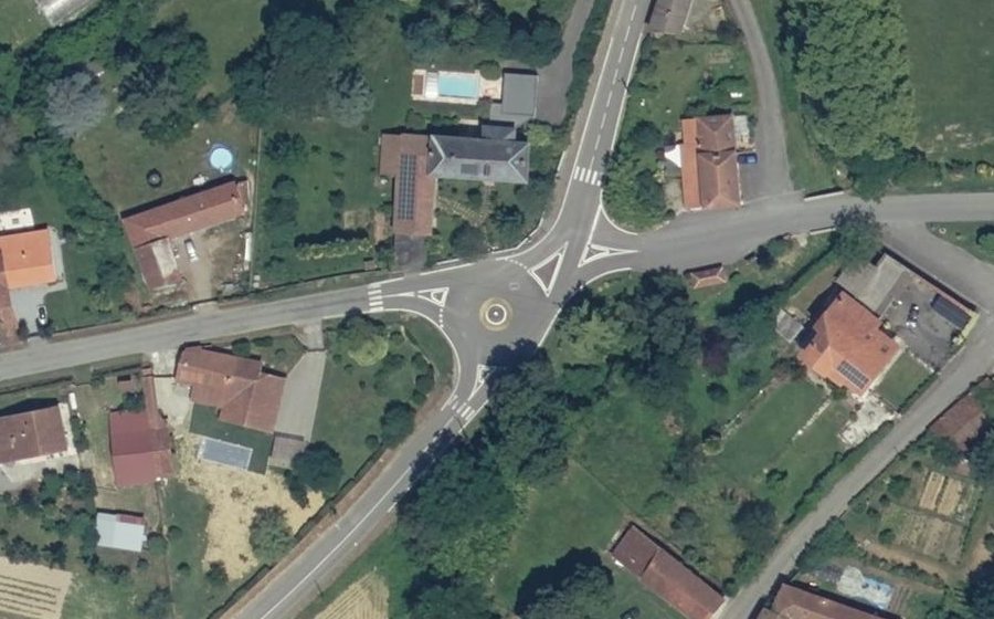 Vue aérienne du Rond-point anonyme n°281819493