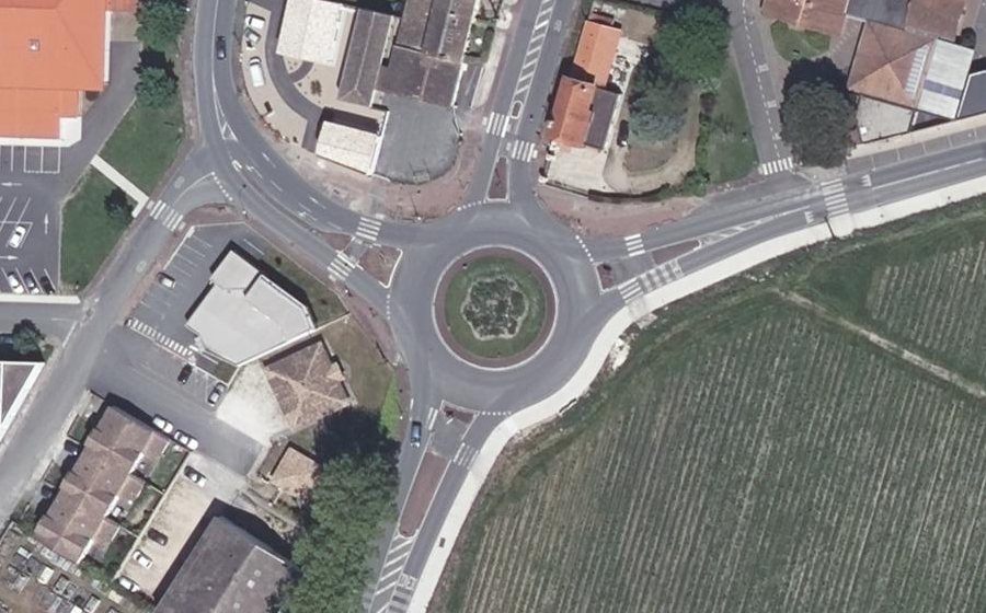 Vue aérienne du Rond-point anonyme n°28188048