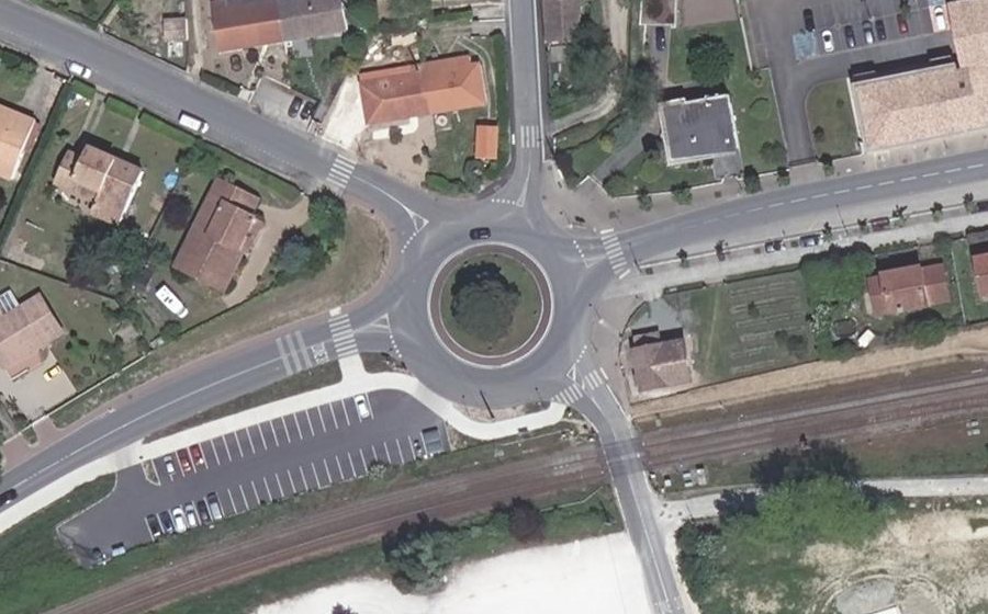 Vue aérienne du Rond-point anonyme n°28188176