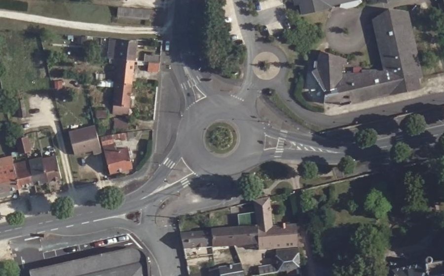 Vue aérienne du Rond-point anonyme n°28188331