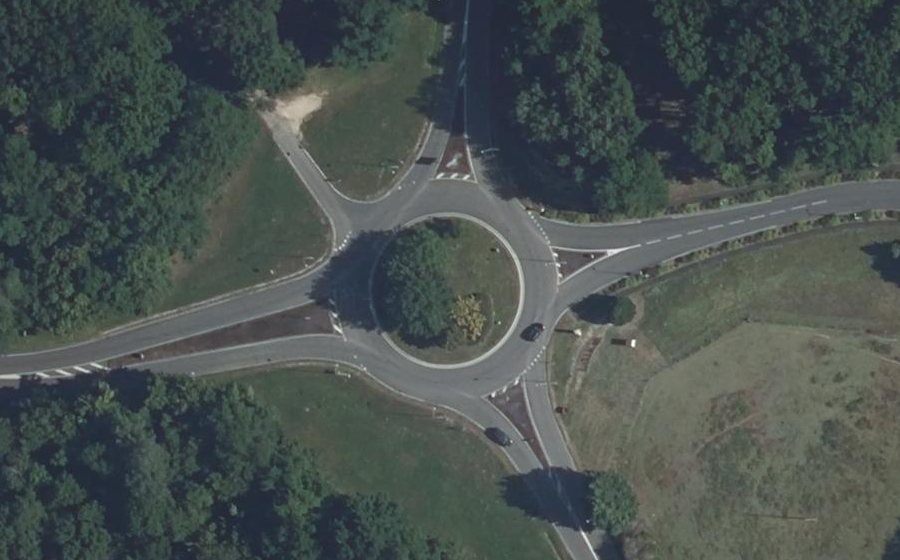 Vue aérienne du Rond-point anonyme n°28188411
