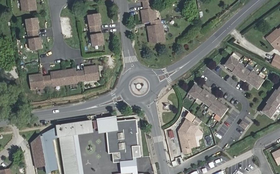 Vue aérienne du Rond-point anonyme n°28192673