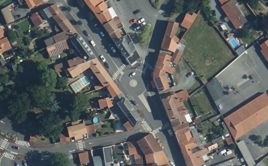 Vue aérienne du Rond-point anonyme n°281926968