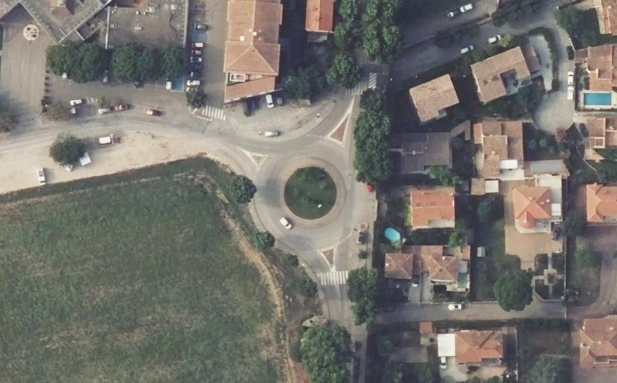 Vue aérienne du Rond-point anonyme n°28198834
