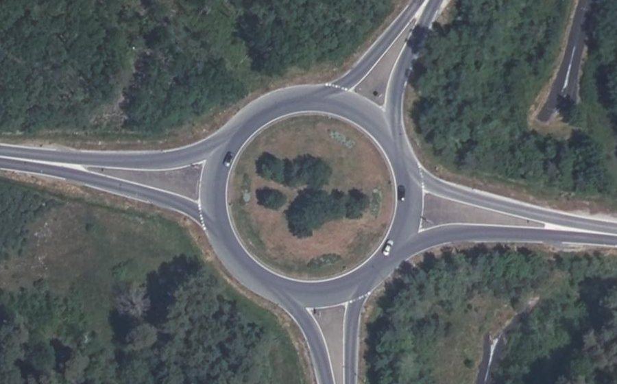 Vue aérienne du Rond-point anonyme n°28199181