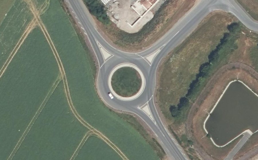 Vue aérienne du Rond-point anonyme n°282085580