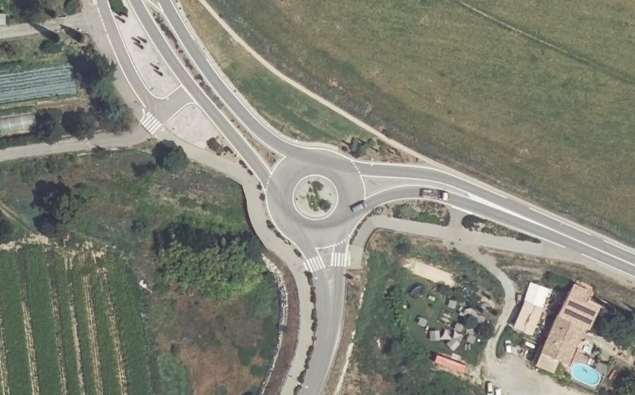 Vue aérienne du Rond-point anonyme n°282101165