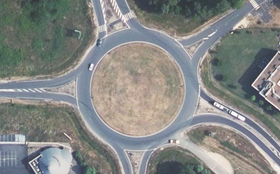 Vue aérienne du Rond-point anonyme n°28210534