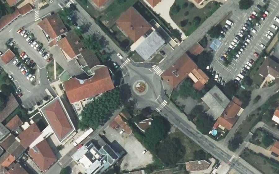 Vue aérienne du Rond-point anonyme n°28212116