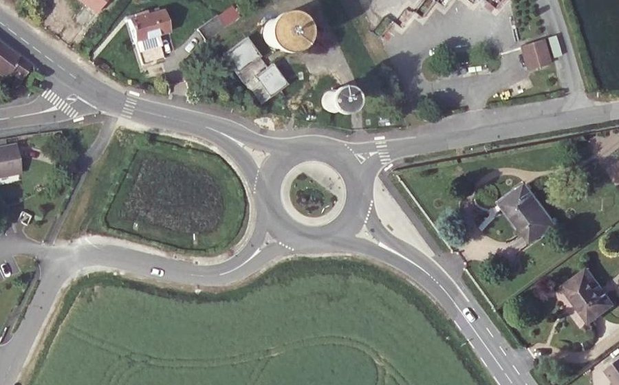 Vue aérienne du Rond-point anonyme n°282136546