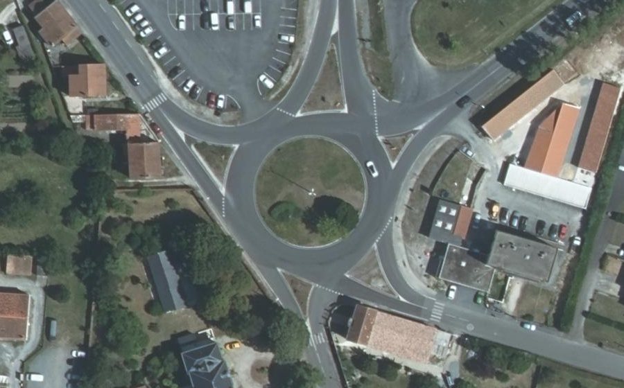 Vue aérienne du Rond-point anonyme n°28219071