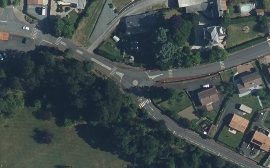 Vue aérienne du Rond-point anonyme n°282212555