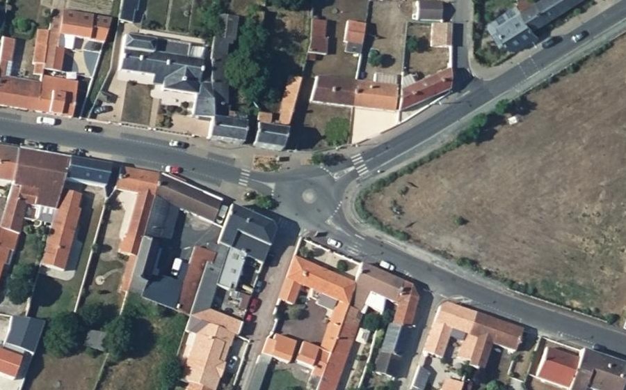 Vue aérienne du Rond-point anonyme n°28225630