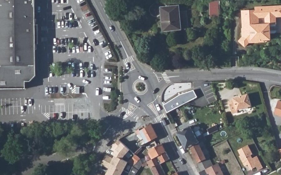 Vue aérienne du Rond-point anonyme n°28226128
