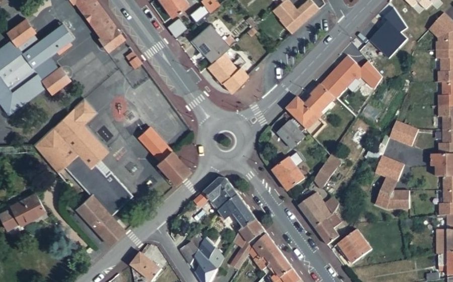 Vue aérienne du Rond-point anonyme n°28226193