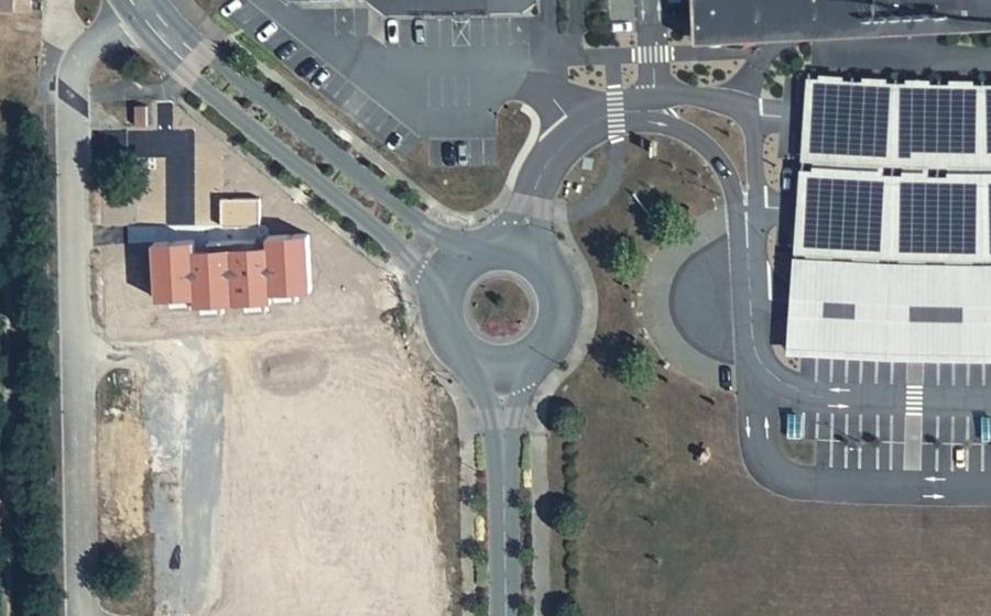 Vue aérienne du Rond-point anonyme n°28226206