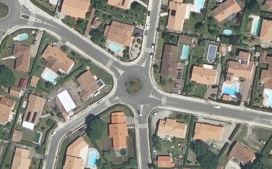 Vue aérienne du Rond-point anonyme n°28228717