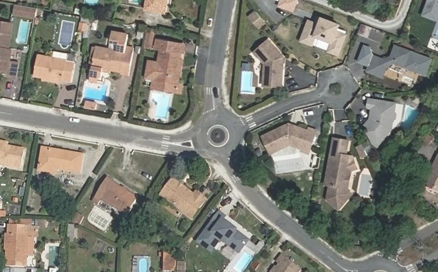 Vue aérienne du Rond-point anonyme n°28228731