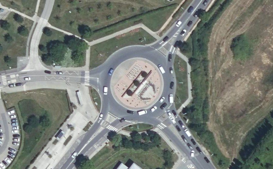 Vue aérienne du Rond-point anonyme n°28229464