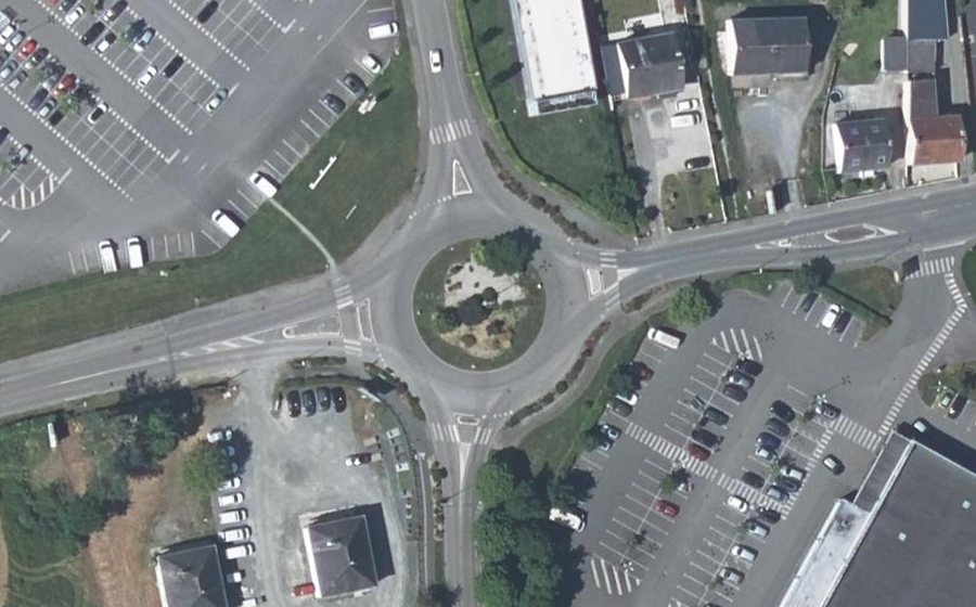 Vue aérienne du Rond-point anonyme n°28229846