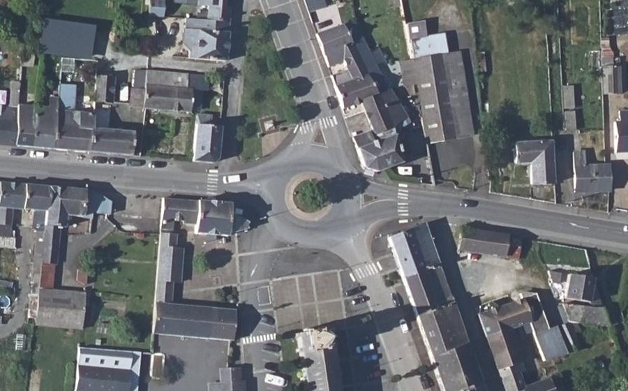 Vue aérienne du Rond-point anonyme n°28230634