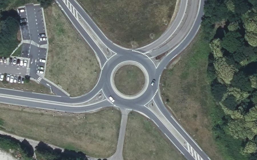 Vue aérienne du Rond-point anonyme n°28231679