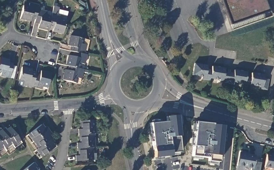 Vue aérienne du Rond-point anonyme n°28232414