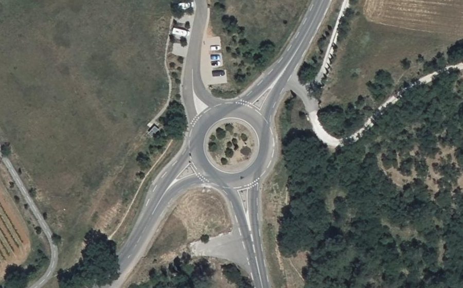 Vue aérienne du Rond-point anonyme n°28241099