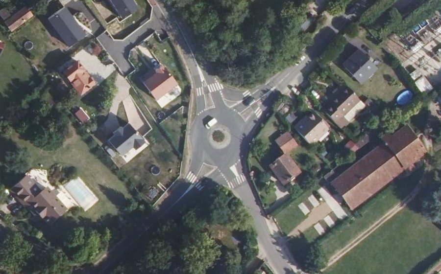 Vue aérienne du Rond-point anonyme n°282448043