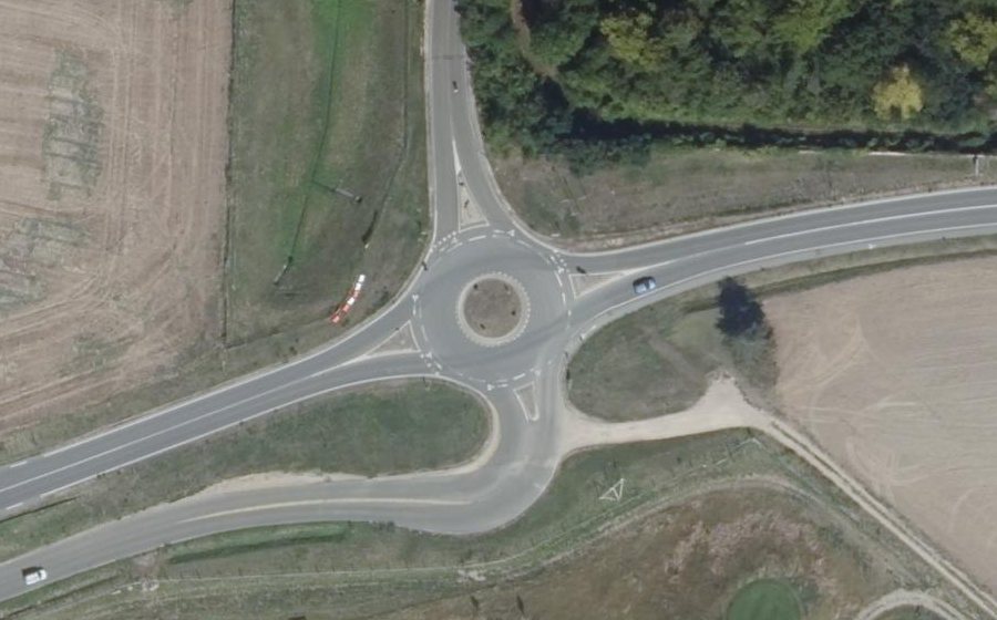Vue aérienne du Rond-point anonyme n°282448055