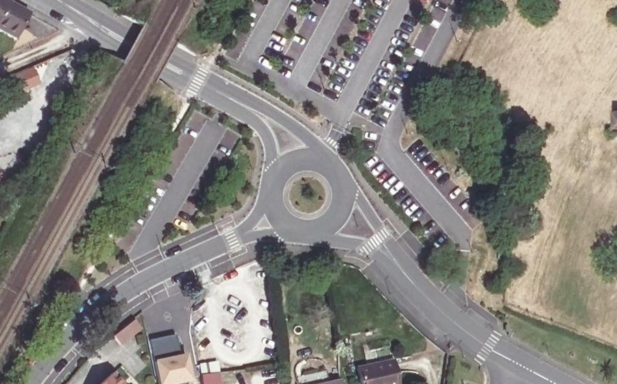 Vue aérienne du Rond-point anonyme n°282479144