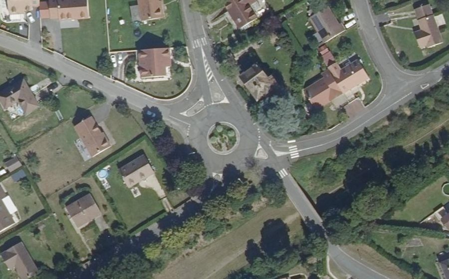 Vue aérienne du Rond-point anonyme n°282479151