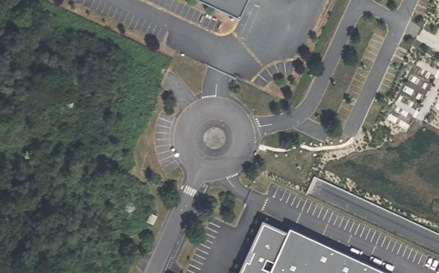 Vue aérienne du Rond-point anonyme n°282487517