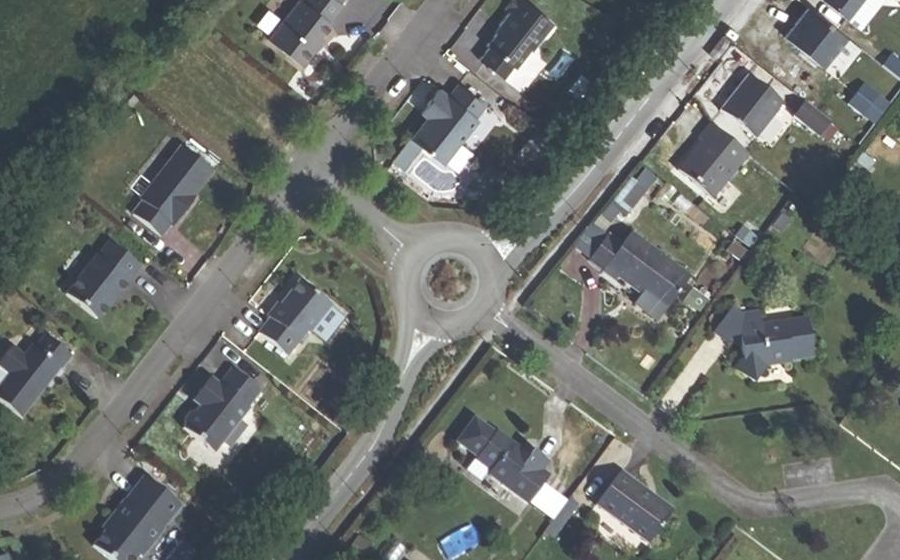 Vue aérienne du Rond-point anonyme n°282497313