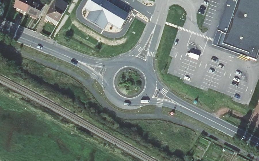 Vue aérienne du Rond-point anonyme n°28253634