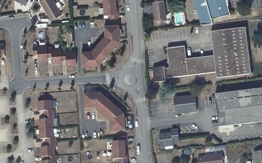 Vue aérienne du Rond-point anonyme n°282544726