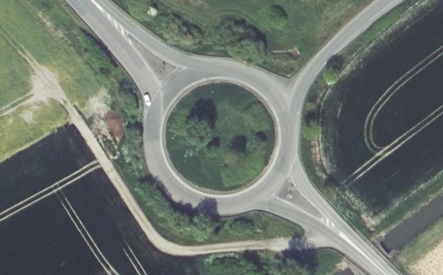 Vue aérienne du Rond-point anonyme n°282550616
