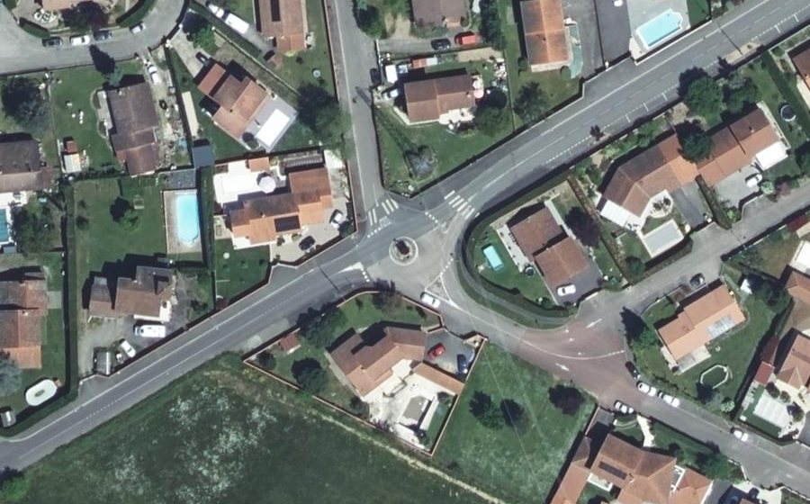 Vue aérienne du Rond-point anonyme n°282592991