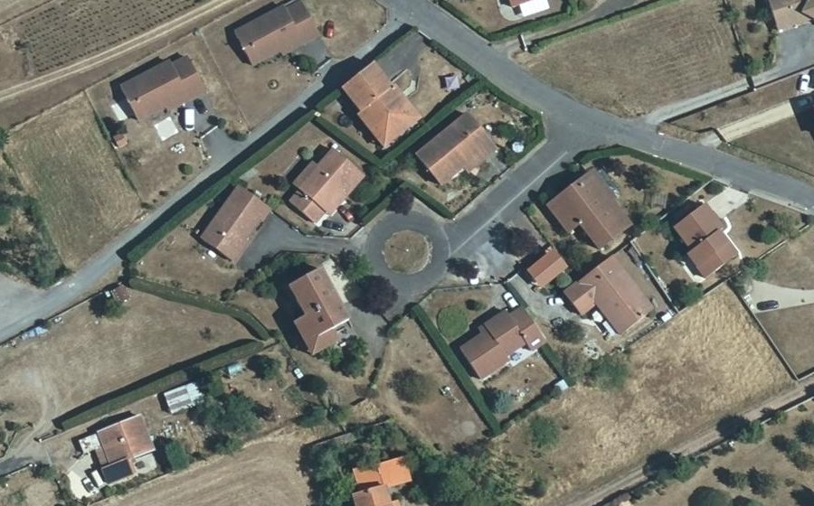 Vue aérienne du Rond-point anonyme n°282638620